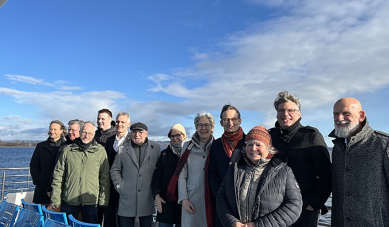 Grüne Verkehrsexpert*innen informieren sich zur klimaneutralen Schifffahrt auf dem Bodensee an Bord der batteriebetriebenen MS Mainau.