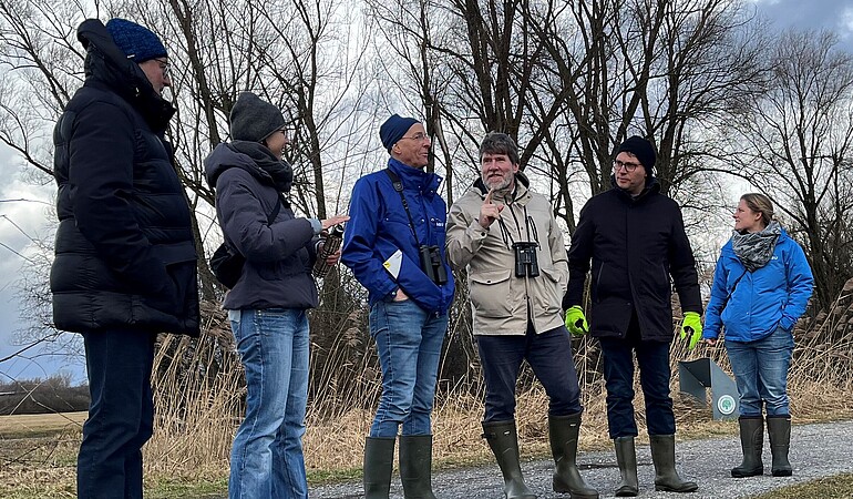 Grüne Umweltexpert*innen bekommen Erklärungen zum Naturschutzgebiet Wollmatinger Ried von NABU Mitgliedern vorgetragen.