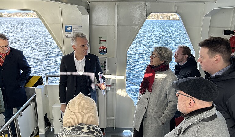 Grüne Verkehrsexptert*innen klimaneutral unterwegs auf dem Bodensee an Bord der batterieelektrischen MS Mainau.