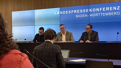 Fraktionsvorsitzender Andreas Schwarz spricht auf der Pressekonferenz