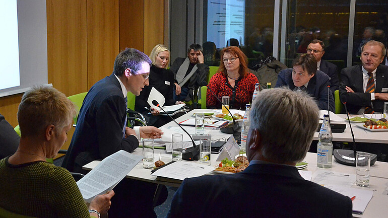 Dr. Kai Schmidt-Eisenlohr, Vorsitzender des AK Wissenschaft, Forschung und Kunst der Fraktion GRÜNE, und Martin Rivoir, Vorsitzender des AK der SPD-Fraktion, stellten Eckpunkte zum zukünftigen Verhältnis der Leitungsorgane der Hochschulen vor.