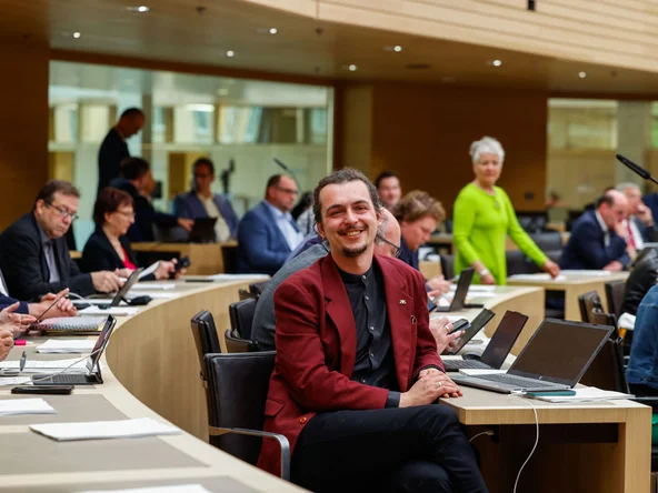 Grüner Abgeordneter Erwin Köhler sitzt im Plenarsaal.