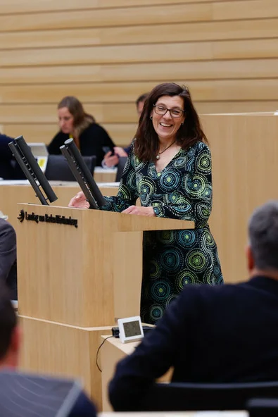 Abgeordnete Dr. Susanne Aschhoff hält eine Rede im Plenum.