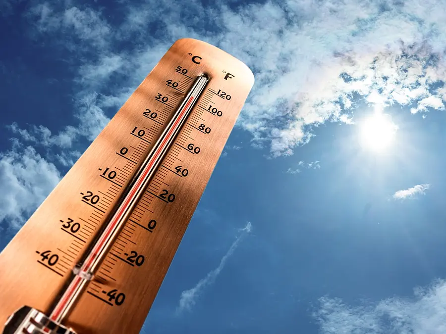 Ein Thermometer zeigt über 40 Grad an.