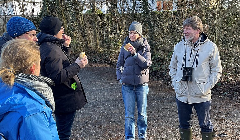 Grüne Umweltexpert*innen bekommen Erklärungen zum Naturschutzgebiet Wollmatinger Ried von NABU Mitgliedern vorgetragen.