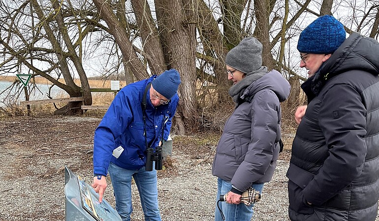 Grüne Umweltexpert*innen bekommen Erklärungen zum Naturschutzgebiet Wollmatinger Ried von NABU Mitgliedern vorgetragen.