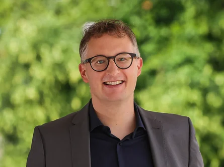 Fraktionschef Andreas Schwarz lächelt in die Kamera.