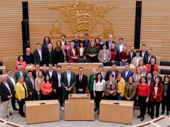 56 Abgeordnete der Grünen Fraktion stehen nebeneinander im Plenarsaal.